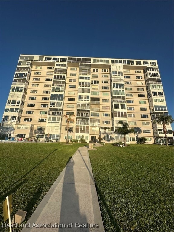 Building Photo - 2131 Lakeview Dr