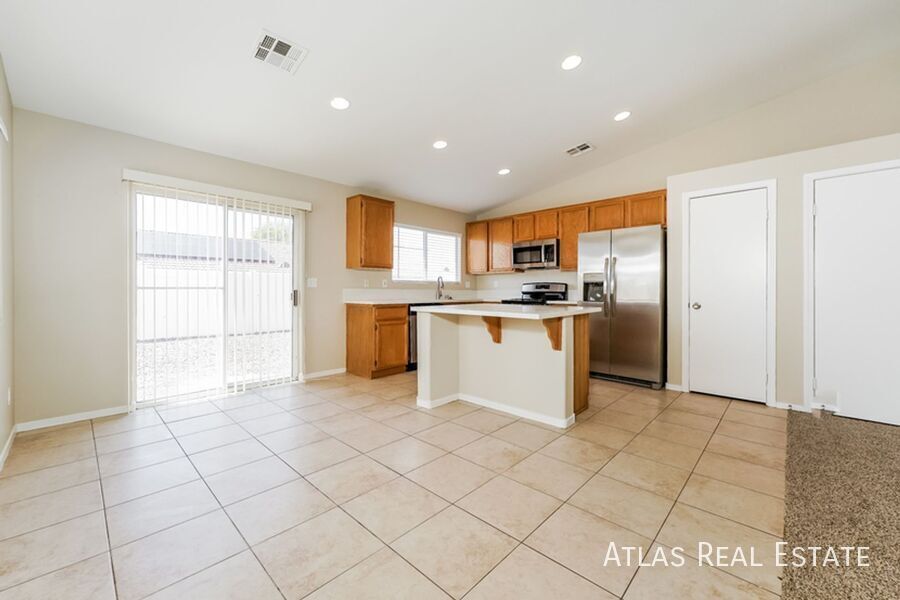 Building Photo - 617 Lava Beds Way