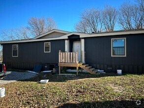 Building Photo - 4 Bedroom 2 Bath
