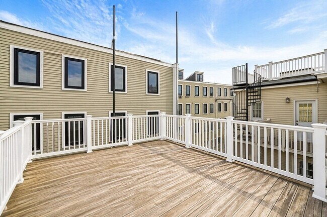 Building Photo - 212 W Seventh St