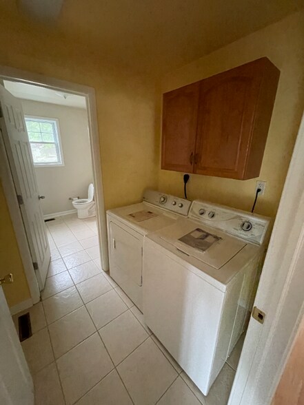 Building Photo - 302 Bartram Ave