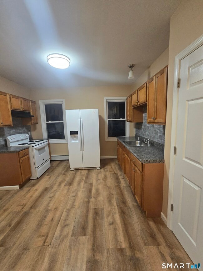 Building Photo - 38 Burton St