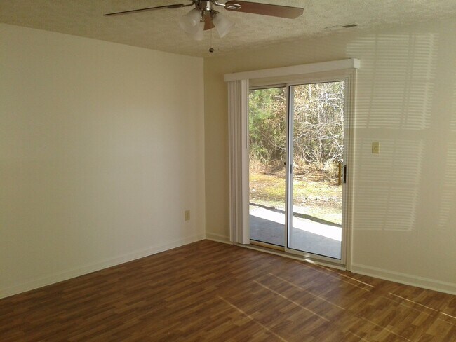 Building Photo - 2 Bedroom, 1 bath apartment - Downstairs Unit
