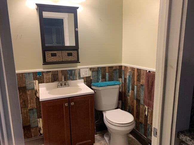 Building Photo - 293 Linden St