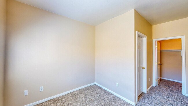 Building Photo - ** 2 weeks free rent. Excluding recurring fees** 2 BDR / 2.5 BATH SPACIOUS HOME