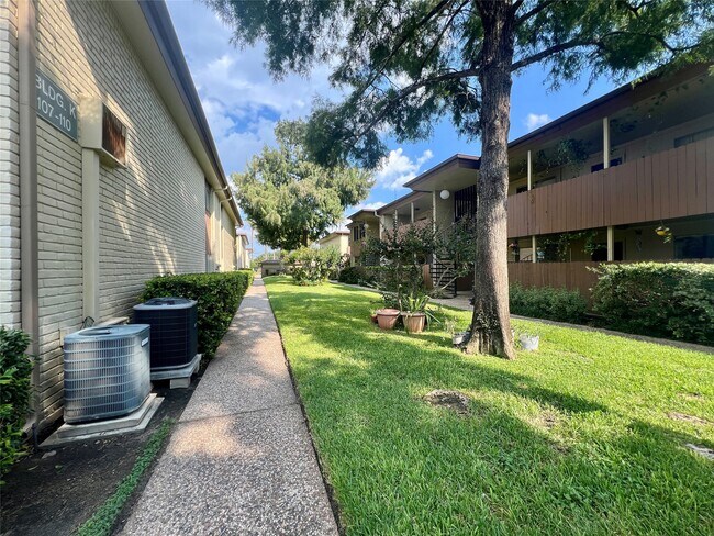 Building Photo - 7714 Renwick Dr