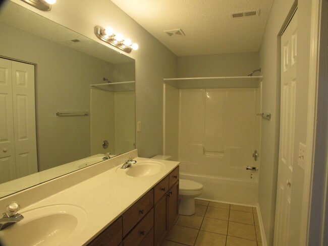 Building Photo - Pristine 2 bedroom, 2.5 bath Townhome located in the Roxborough Community!