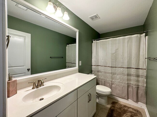 Building Photo - Fully Furnished 3 Bedroom, 2.5 Bathroom Ho...