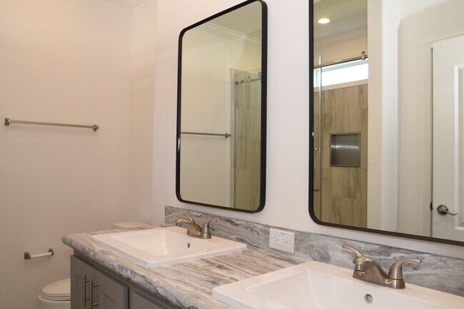 Building Photo - 1902 W Gleneagles Rd