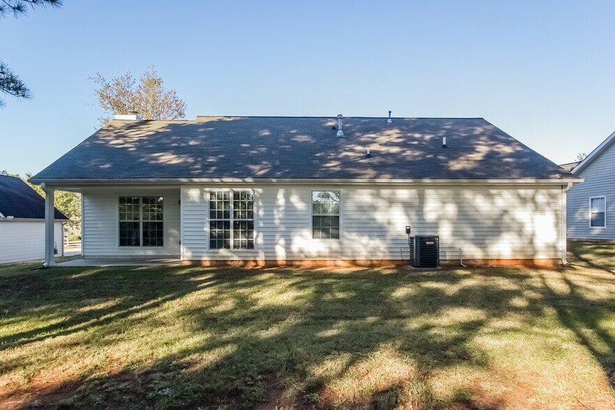 Building Photo - 310 The Gables Dr