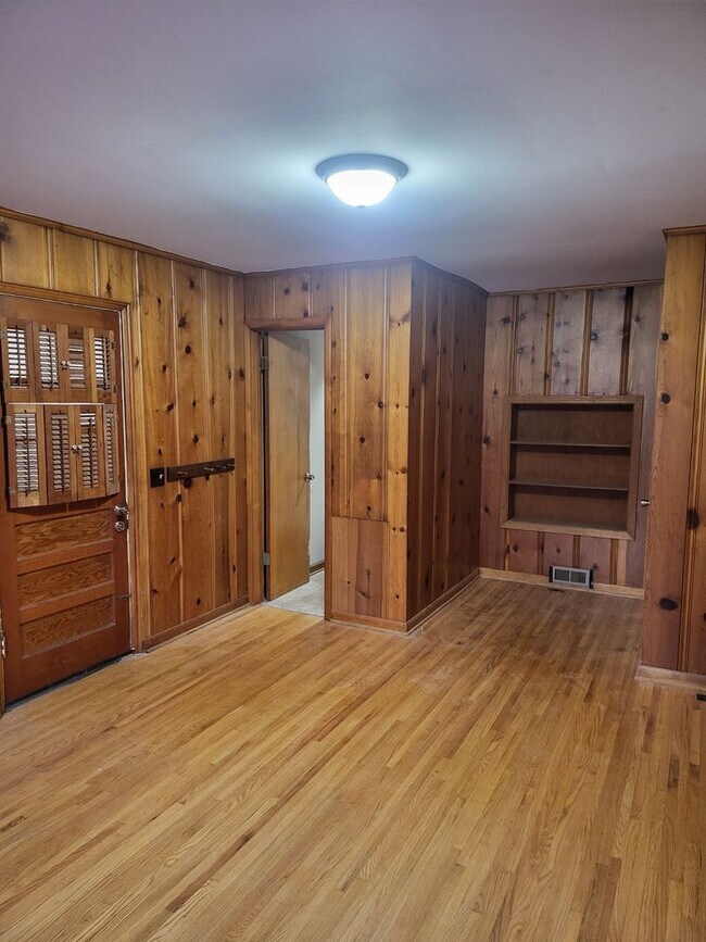 Building Photo - Very large 4 bedroom ranch in Donelson, TN...
