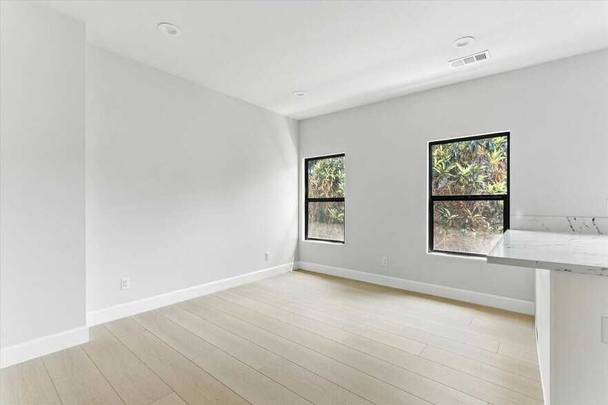 Building Photo - 1172 N Wilton Pl