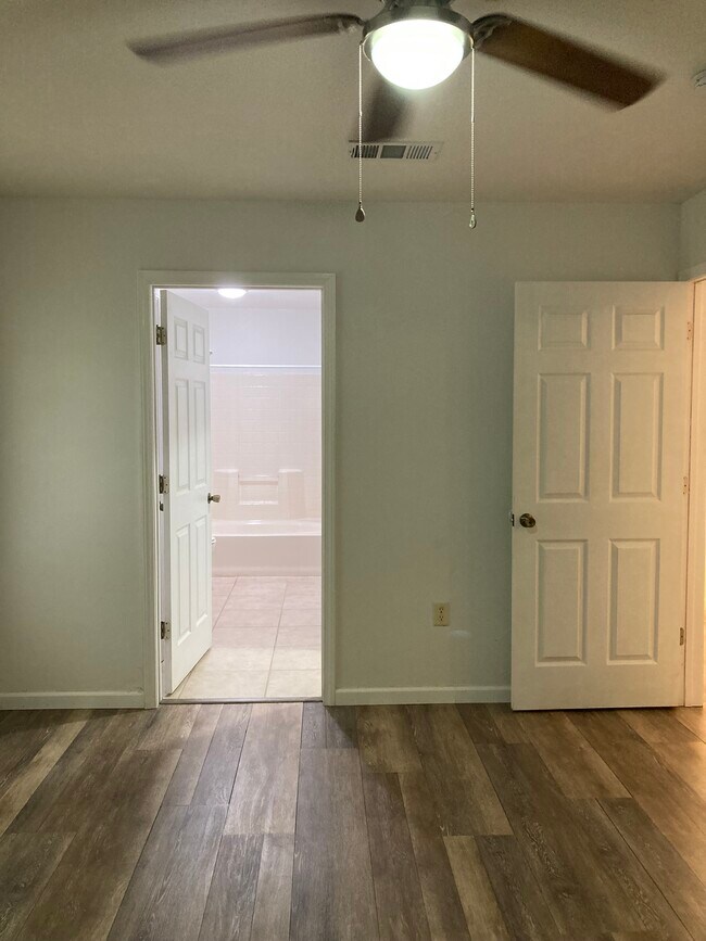 Building Photo - 7219 Pro Ln