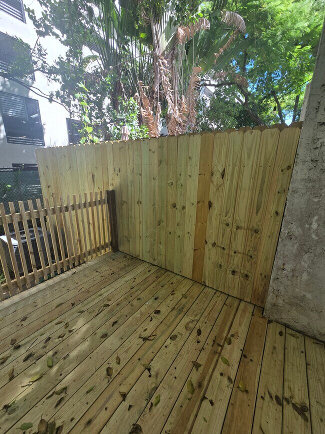 Building Photo - 1901 NW S River Dr