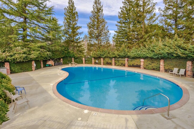 Building Photo - Fully Updated 2 Bedroom 1 Bath Condo