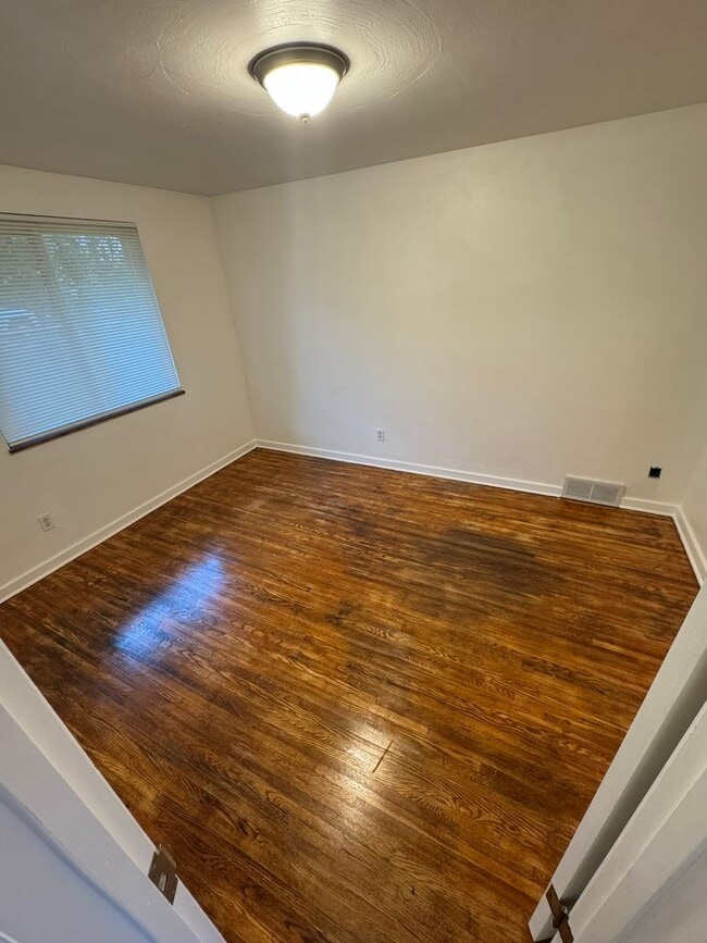 Building Photo - Updated 2-Bedroom 1-Bath Ranch House, GORG...