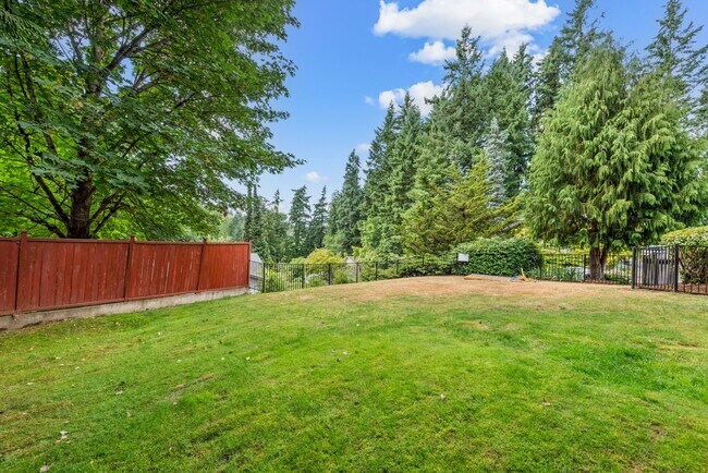 Building Photo - Charming 5-Bedroom Tri-Level Retreat in La...