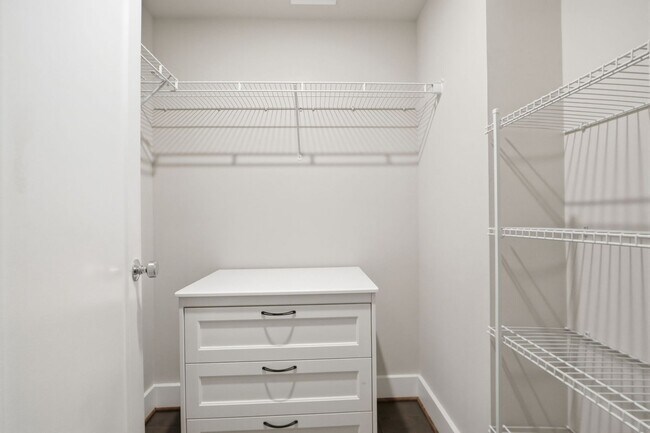 Building Photo - Georgia Row Townhome | 2 Bed | 2.5 Bath | 1,400 Sf | Juliet Balcony | 1 Assigned Parking Space