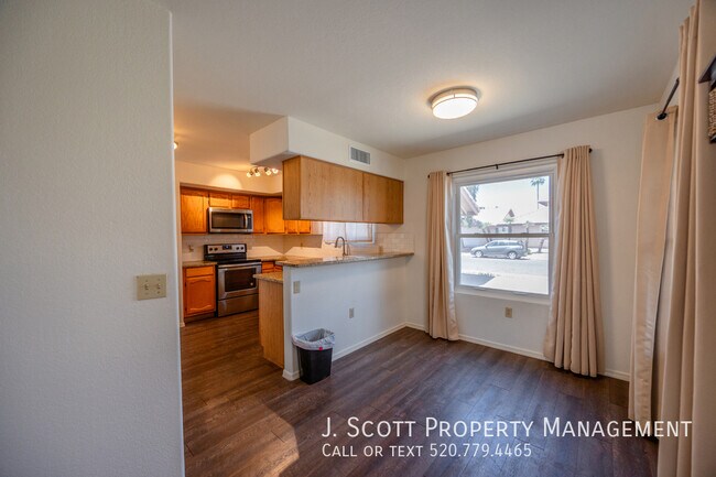 Building Photo - 1421 W Camino Ct