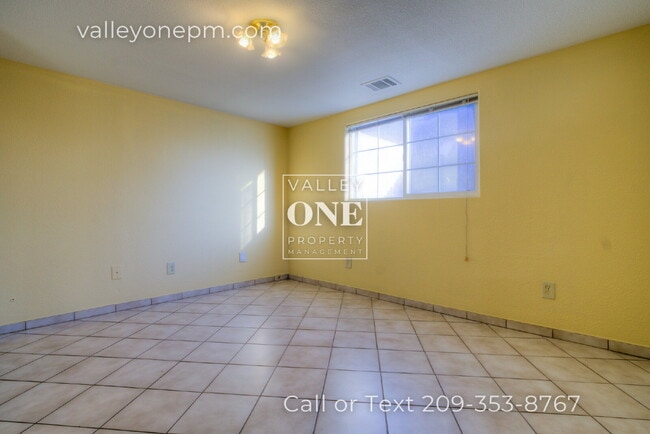 Building Photo - 1404 1/2 Teresa Street-