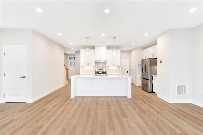 Building Photo - 555 Thatch Ter