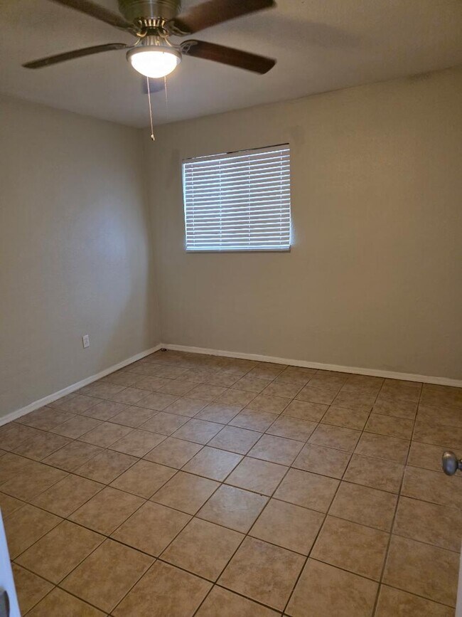 Building Photo - 1320 W Sahuaro Dr