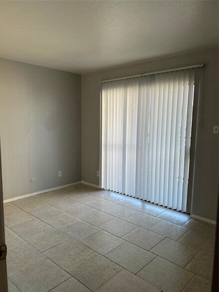 Building Photo - 202 Plaza Verde Dr