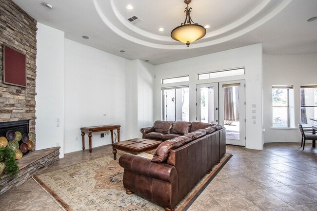 Building Photo - Oh Wow!! Beautiful 5BR/3.5BA Custom Home w...