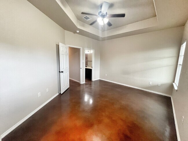 Building Photo - Spacious 3BR/2BA Duplex with Private Yard ...