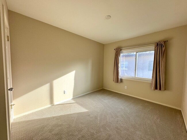 Building Photo - Spacious Multi-Level Townhouse w/hwd flrs,...