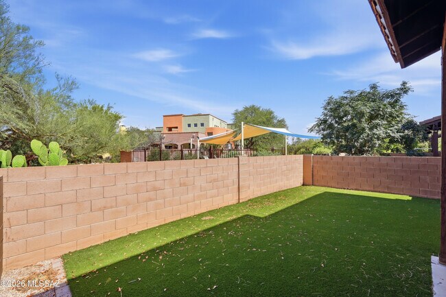 Building Photo - 4162 N Thurston Ln