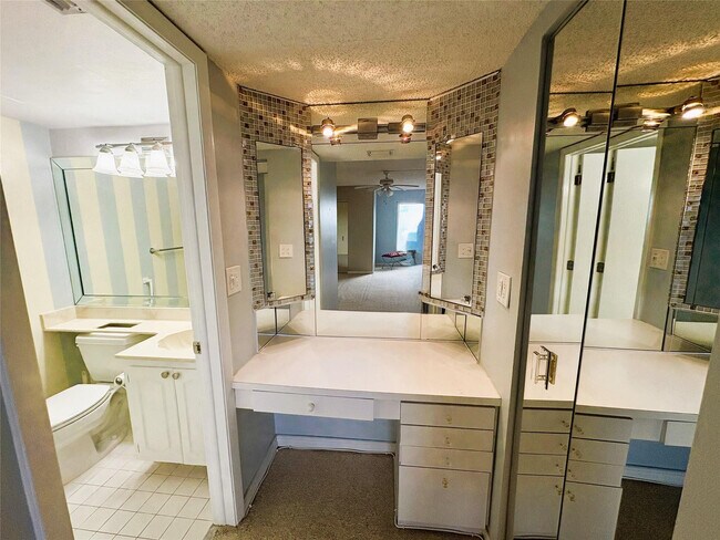 Building Photo - 3940 Inverrary Blvd