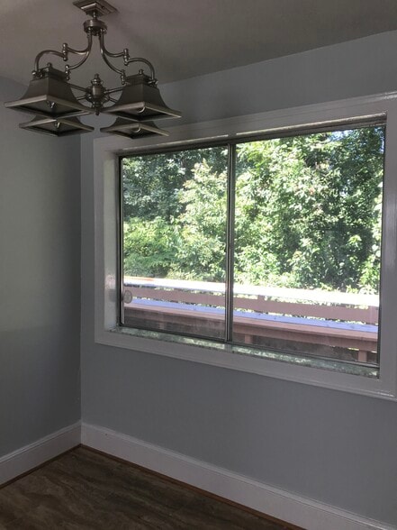 Eat-in kitchen with view of deck and backyard - 230 Parkview Pl