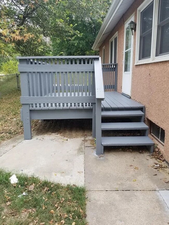 Building Photo - Bright & Spacious 3-Bedroom Duplex Unit on Large Corner Lot with Wood Floors & Garage!