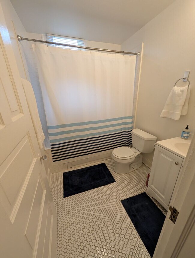 Building Photo - Wicker Park 2 BR, Prime Location, Fully Renovated