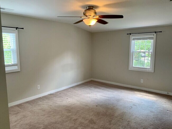 Building Photo - 903 Willow Lawn Dr
