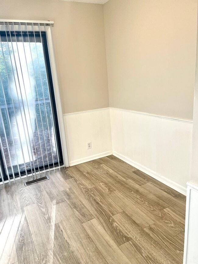 Building Photo - ****COMING SOON**** 2 Bedroom, 1.5 Bath in...