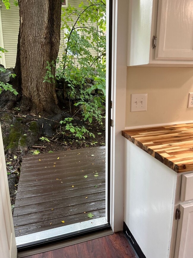 Building Photo - 5 Elm St