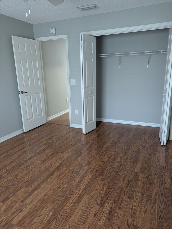 Building Photo - 866 Oak Forest Dr