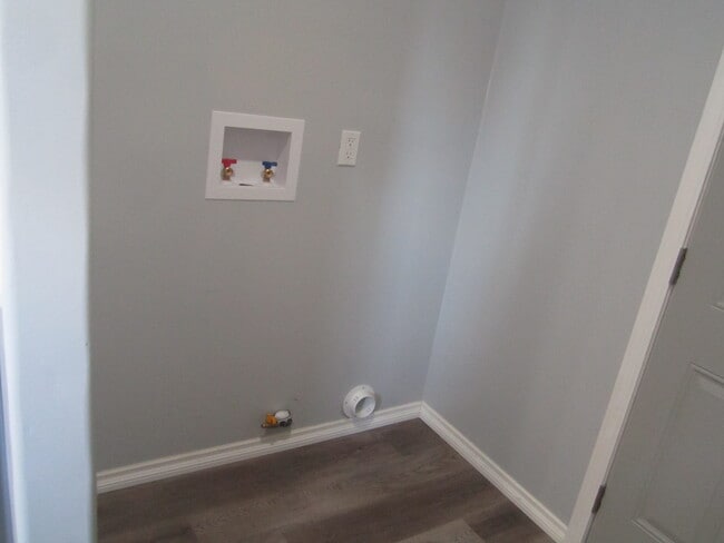 Building Photo - 720 W 214th St