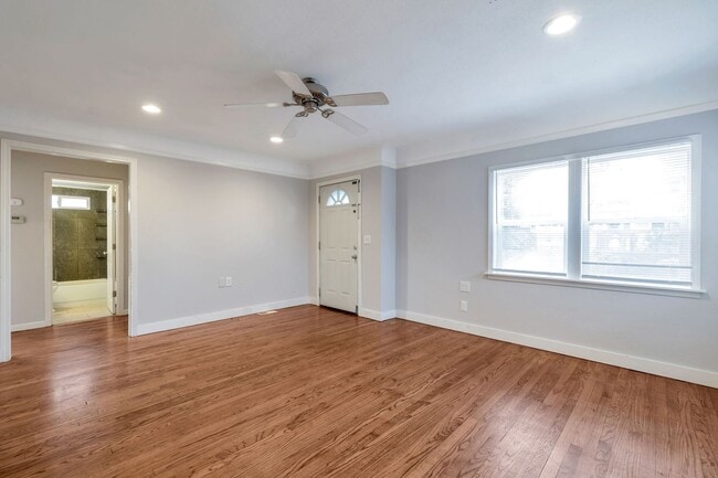 Building Photo - 6 month lease only no extensions Greenwood bungalow