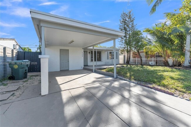 Building Photo - 5208 NE 5th Ave