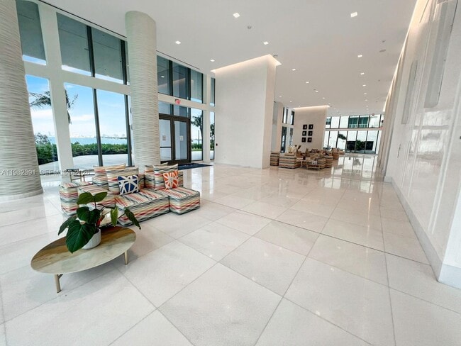 Building Photo - 700 NE 26th Terrace