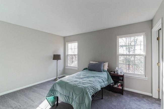 Building Photo - 487 Fort Hill Cir