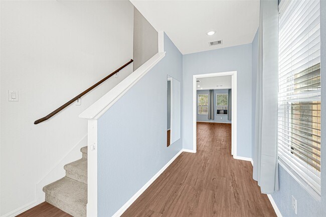 Building Photo - 1922 Ballesteros St