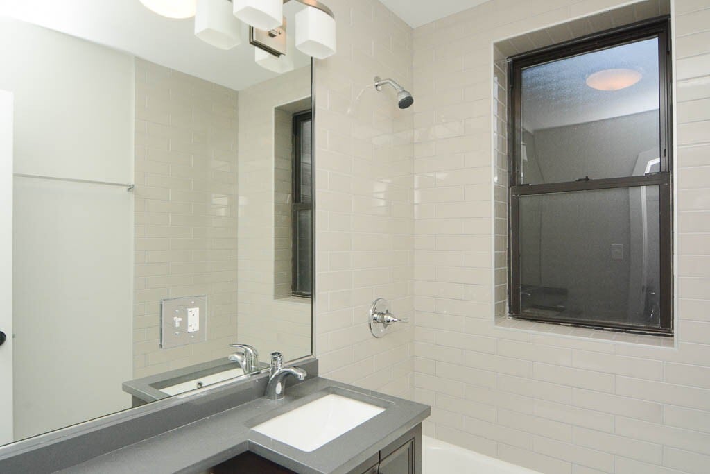 Building Photo - 533 W Belden Ave