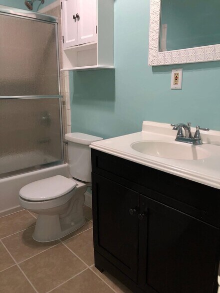 Bath - 1002 Oak St
