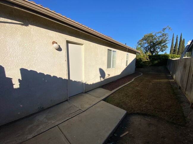 Building Photo - Lovely NW Visalia home for Rent available ...