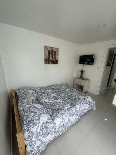 Building Photo - 6242 SW 24th St