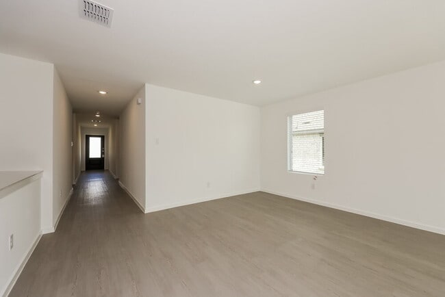 Building Photo - 103 Wild Rose Dr